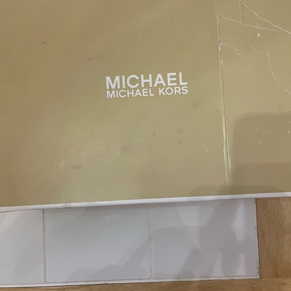 Micheal Kors Petra closed toe - Picture 4 of 5